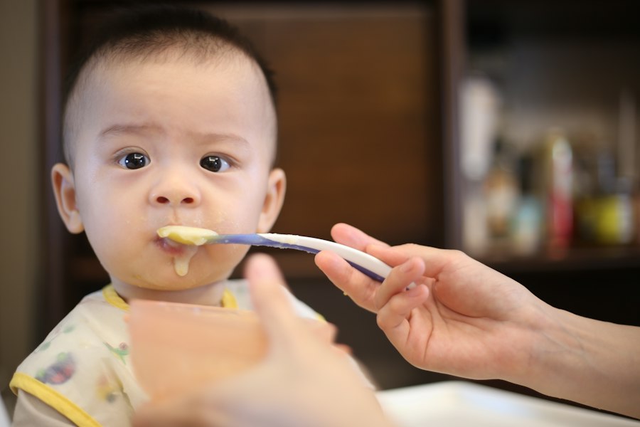 Mãe alimentando o bebê com colher